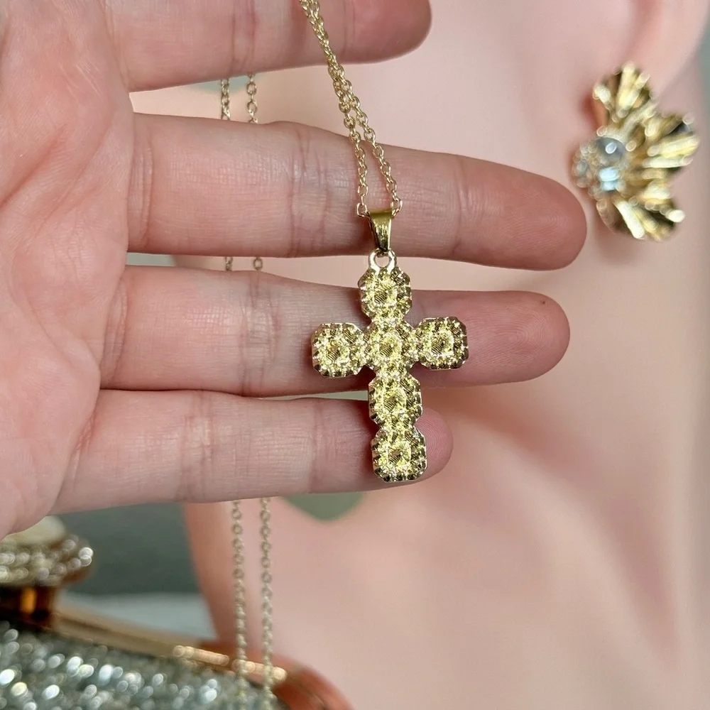 ⚜️ Elegant Gold Cross Pendant Necklace